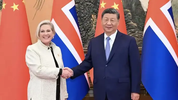 H.E President Halla Tómasdóttir of Iceland and President Xi Jinping of China shaking hands in front of country flags