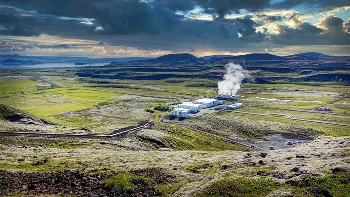 Image of a power plant in the middle of a green landscape