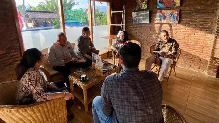 People_sitting_and_discussing_the_project